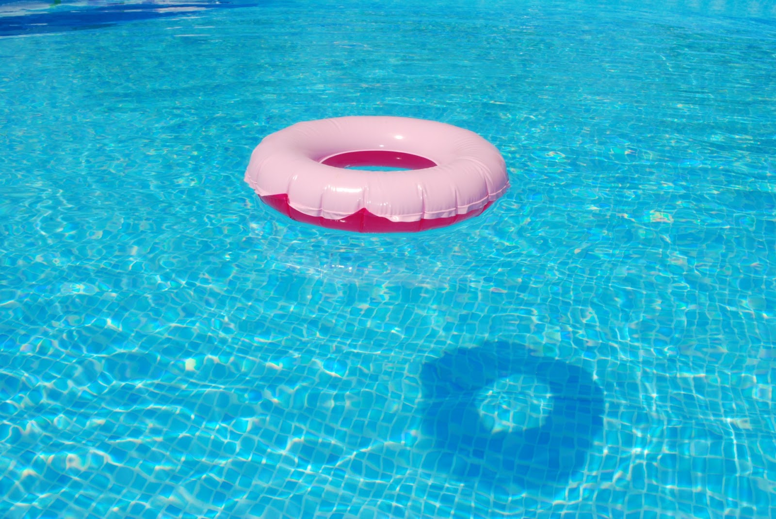 http://www.publicdomainpictures.net/pictures/140000/velka/floating-pool-ring.jpg