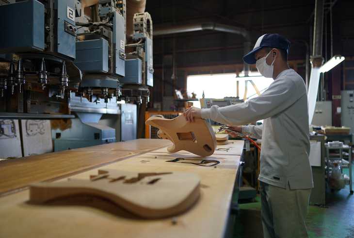 「オホーツク楽器工業」で生産されるギターのボディ。ギターの原板には２～３枚張り合わされた板が使われる