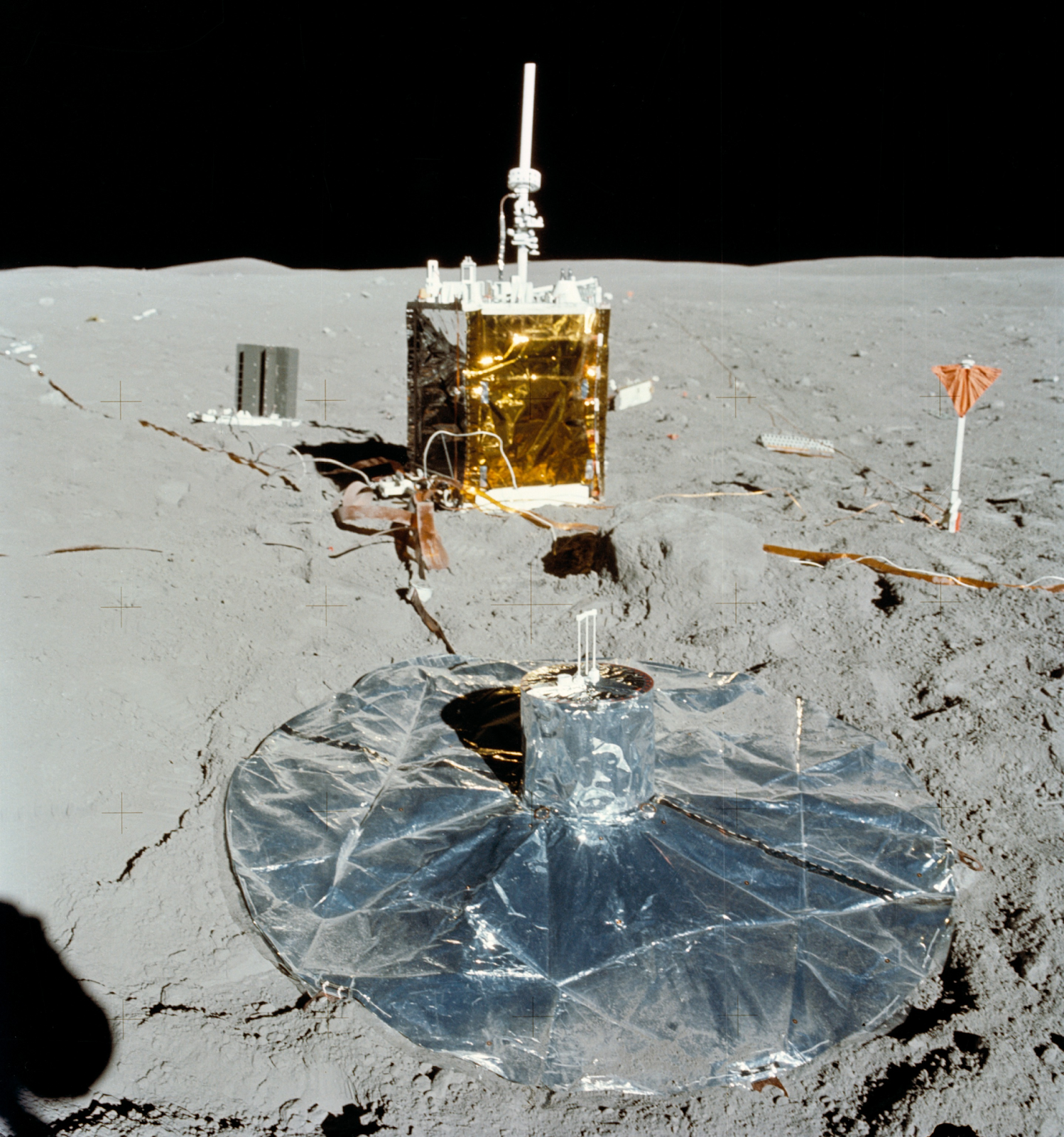 Часть инструментов ALSEP, оставленных в ходе полёта «Аполлона-16»