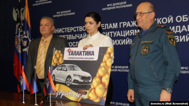 Фото з урочистої передачі автомобіля керівництву «МНС» угруповання «ДНР» від «Галактики»