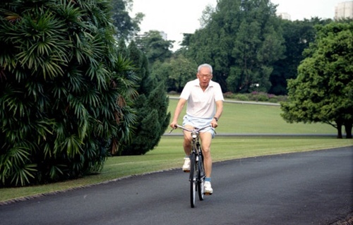 Khi sức khỏe còn cho phép, ông vẫn tập thể
                      dục buổi sáng trên xe đạp cũ