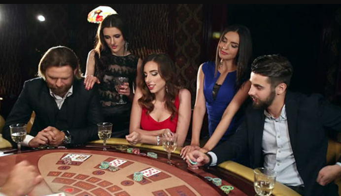 een groep mensen die poker spelen in een fysiek casino