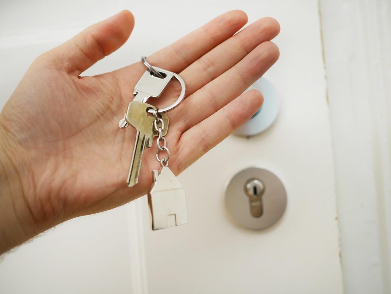 Mão a segurar objeto branco na mão

Descrição gerada automaticamente com confiança média
