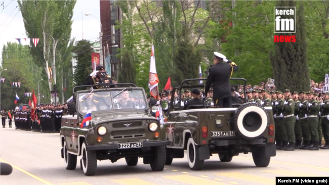 Крим, Керч, 2017 рік, Олександр Саєнко (в машині зліва) – полковник армії Росії, бере участь у параді 9 травня