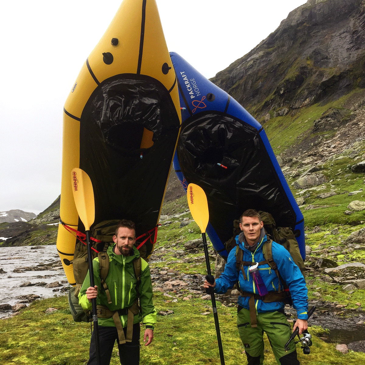 Kombinerer fottur med padling med packraft. Ørjan og Morten med hver sin packraft på ryggen.