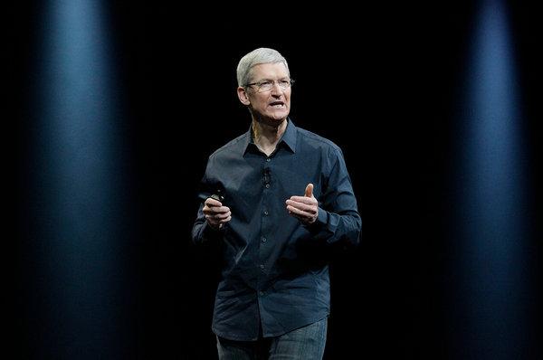 州法官下令要求蘋果公司解鎖加州槍案襲擊者使用過的iPhone ,數小時後,蘋果首席執行官庫克發佈了一封致消費者的信。發生在聖貝納迪諾的槍擊案共造成14人遇難。