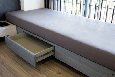 เลือกเตียงนอนที่มีลิ้นชักเก็บของด้านล่าง ให้คุณมีช่องเก็บสิ่งของเพิ่มขึ้นได้