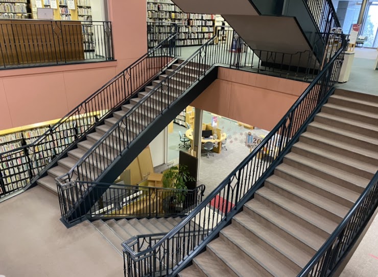 図書館内階段（1階から2階）