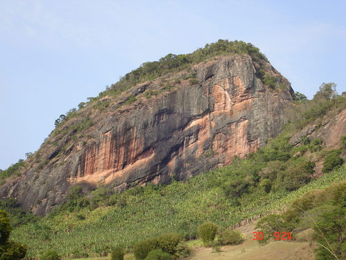 Pedra vermelha. Disponível em : http://turismo.culturamix.com/nacionais/sudeste/fotos-de-itajuba