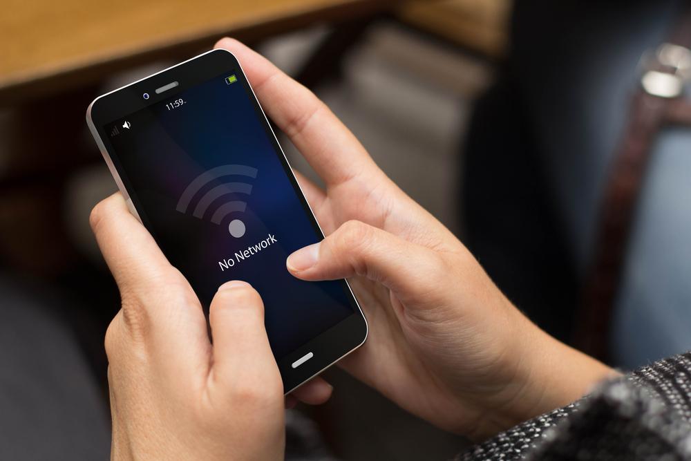 girl using a phone with no network on the screen