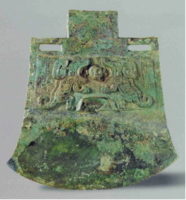 出土於婦好墓的婦好鉞。鉞是一種必須安柄使用的武器，在古代，鉞同時也是身分象徵，兼具政治與軍事意義。圖中所示鉞的主人──婦好的名字就鑄在獸面紋的正下方。（圖片來源：中央研究院歷史語言研究所「殷周金文暨青銅器資料庫」http://www.ihp.sinica.edu.tw/~bronze/index.php） 