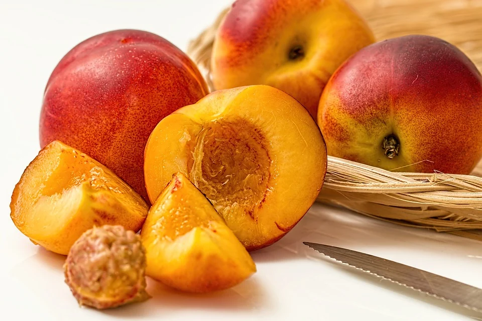 slicing peaches for preservation