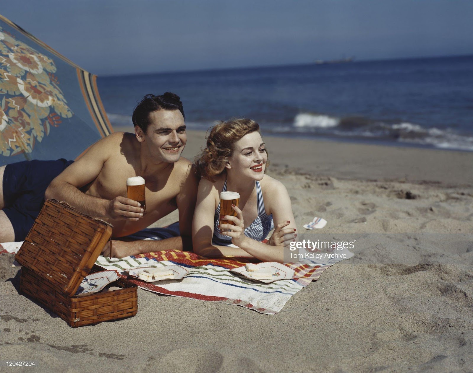 C:\Users\Valerio\Desktop\young-couple-lying-on-beach-with-beer-smiling-picture-id120427204.jpg
