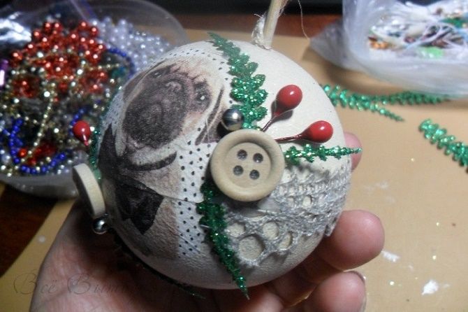 Beautiful and unusual decor of Christmas balls - the best ideas with photo 27