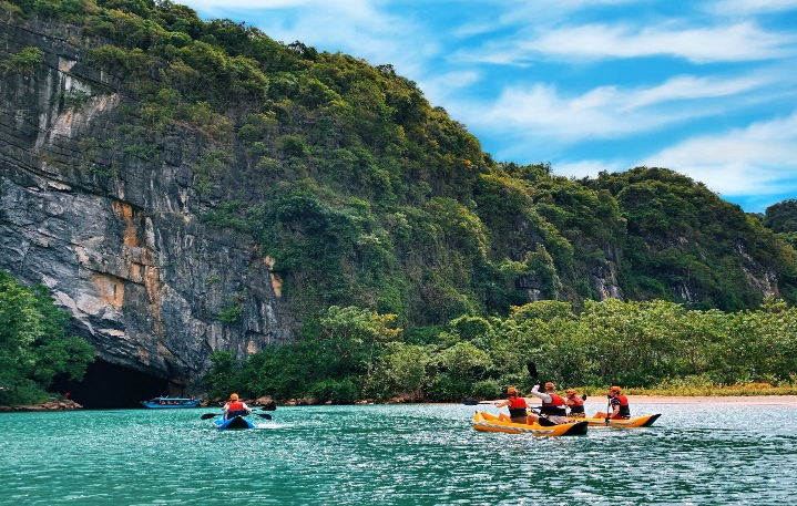 Vào Động Phong Nha bằng Kayak trong tour 4500m