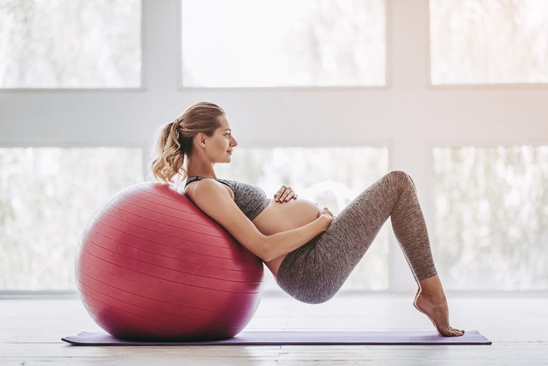 5 Exercícios para Gestantes com a bola de Pilates 