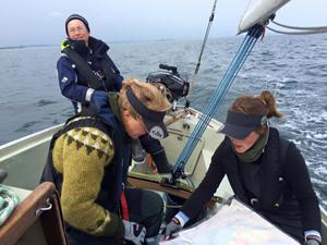 http://www.kvindelig-sejlklub.dk/~/media/Foundry/Sites/kvindelig-sejlklub/2015_fotos/taet%20navigation%20i%20boegestroemmen_300px.ashx