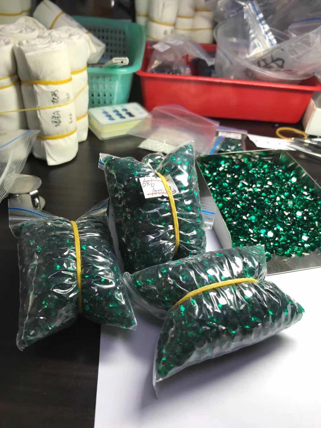 Lab-created-Hydrothermal-Emerald-Green-gemstones-supplier
