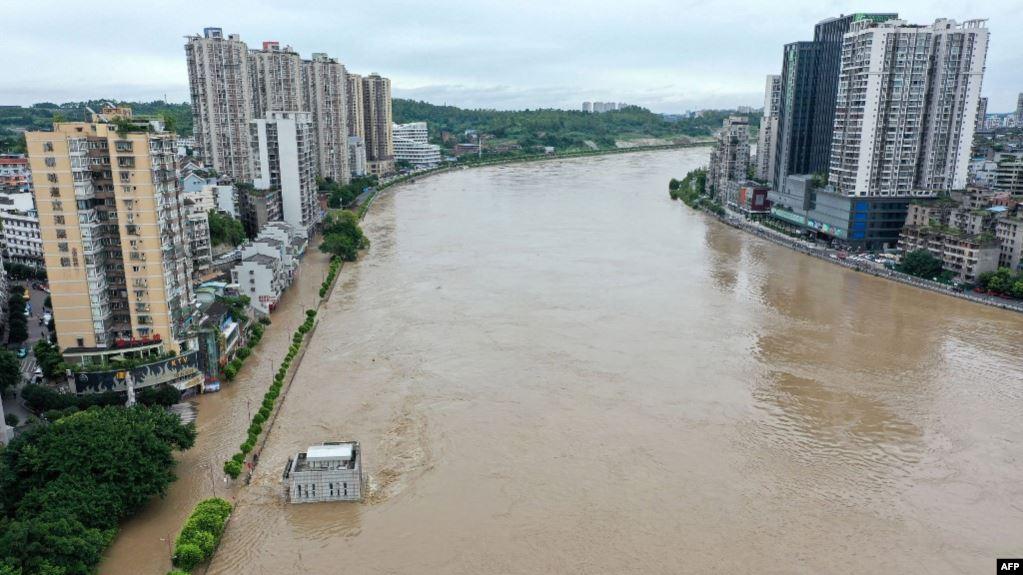 四川省内江市的沱江在连续暴雨之后的景象。（2020年8月18日）