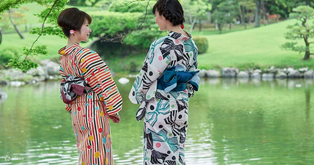 So với Kimono, Yukata có phần đơn giản, dễ mặc hơn
