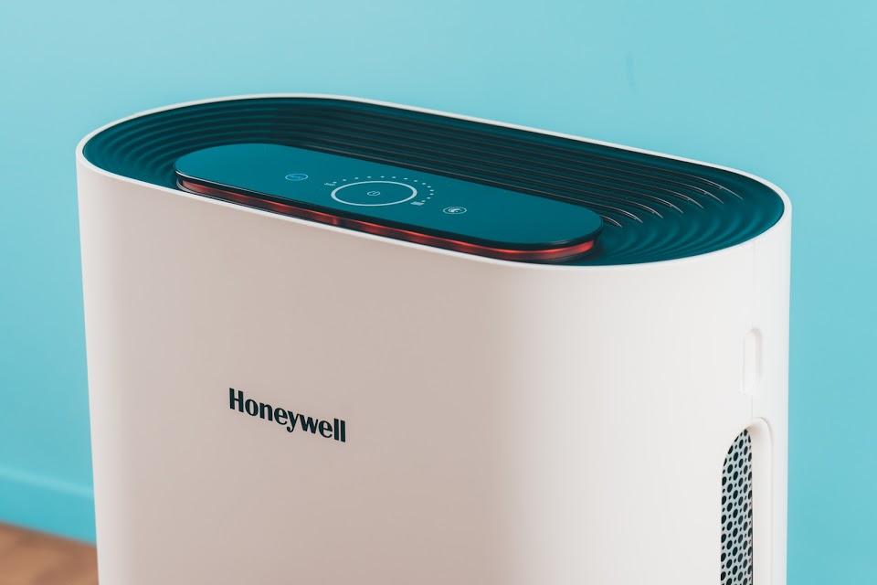 Air Touch X305 空氣清淨機開箱體驗：Honeywell 對甲醛汙染的解決方案 - 2020 空氣清淨機推薦, Air Touch, Air Touch X305, CADR 值, HEPA 濾網, Honeywell, Honeywell Air Touch X305, PM 2.5, X305, 分貝, 噪音, 家用空氣清淨機, 推薦, 污染, 濾網, 甲醛, 空氣清淨機, 空氣清淨機開箱, 自動斷電, 複合濾網, 輕量, 適用坪數, 選擇, 選購, 風速 - 科技狗 3C DOG