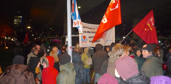 Protestierende mit Fahnen und Transparent: »Faschismus ist keine Meinung sondern ein Verbrechen!«.