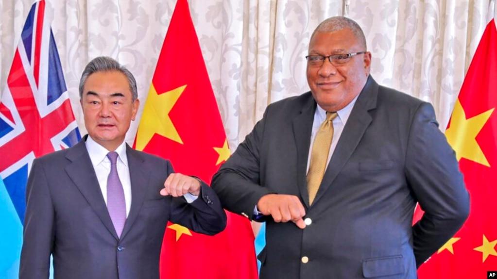 Tổng thống Fiji, Ratu Wiliame Katonivere (phải) và Bộ trưởng Ngoại giao Trung Quốc Vương Nghị tại Suva, Fiji, Thứ Hai, ngày 30/5/2022. 
