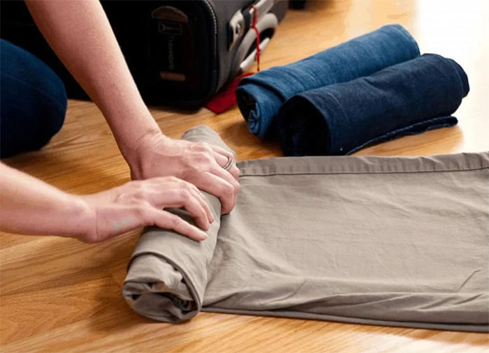 Những tip chuẩn bị trước khi đi du lịch Đà Nẵng 4 - Cách cuộn quần áo.