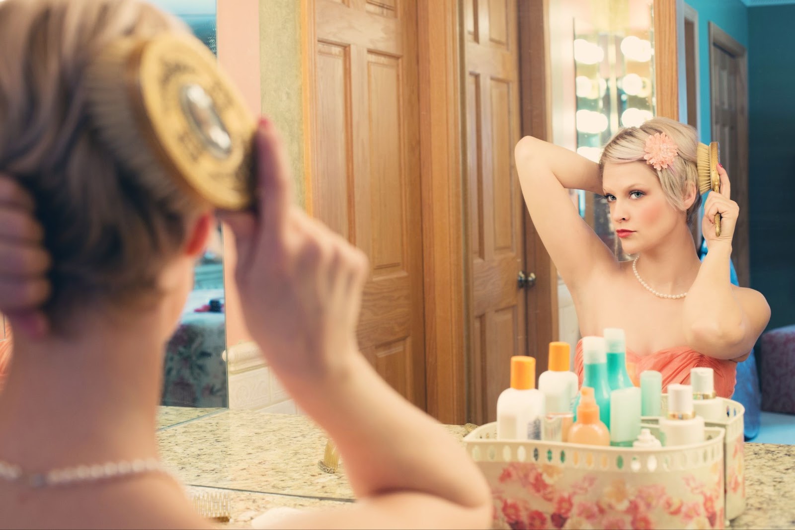 鏡の前で髪を整える女性