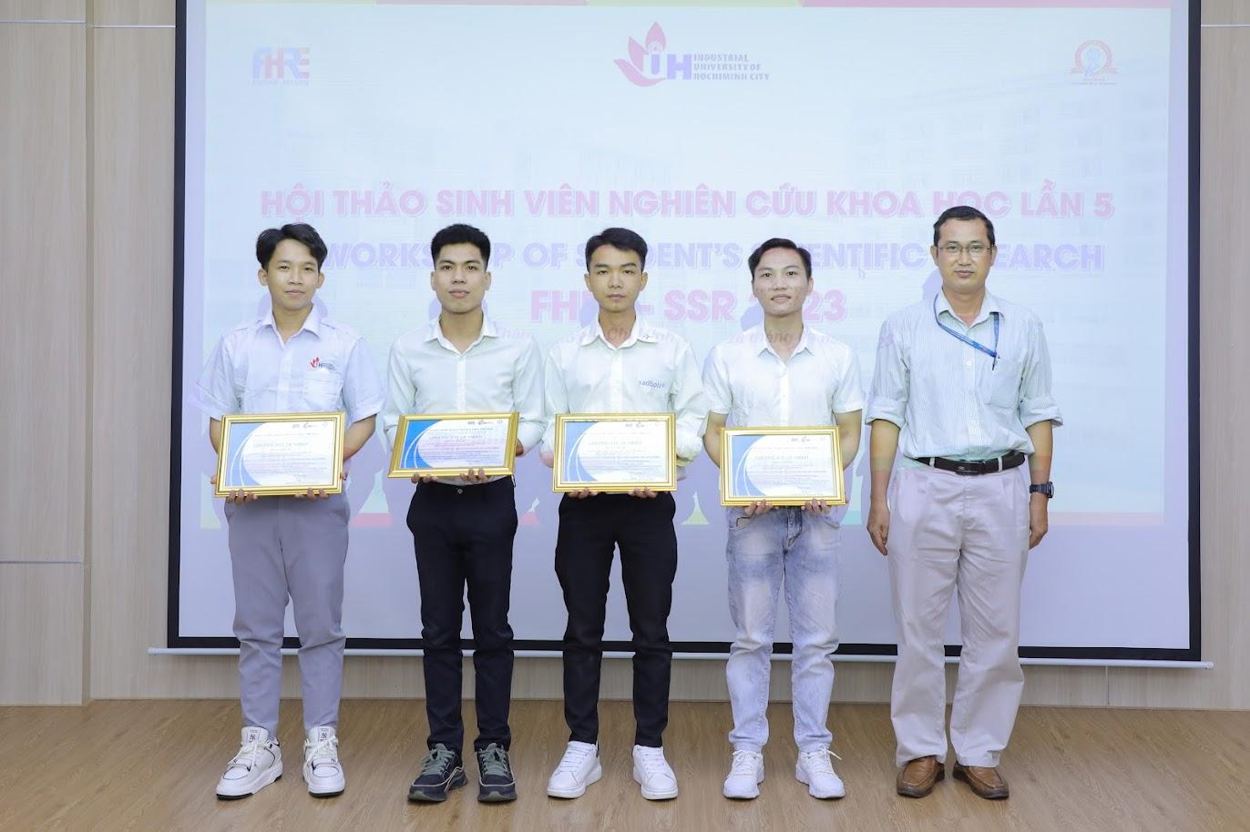 A group of men holding certificatesDescription automatically generated with medium confidence