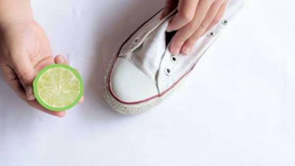Vệ sinh giày bằng chanh vừa tiện lợi vừa đơn giản