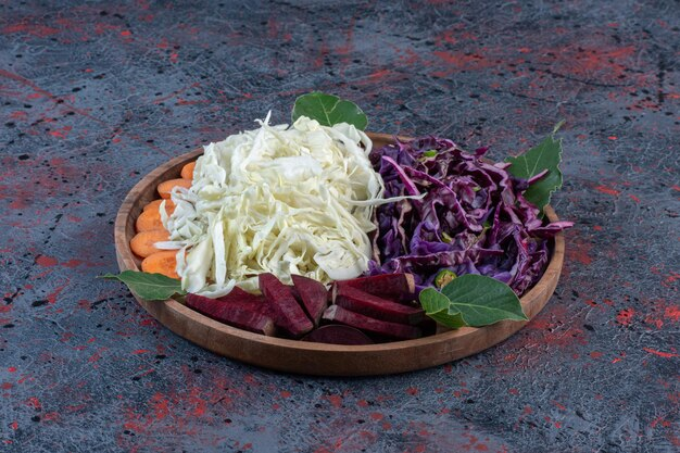 Salată de gulie, rucola și brânză feta