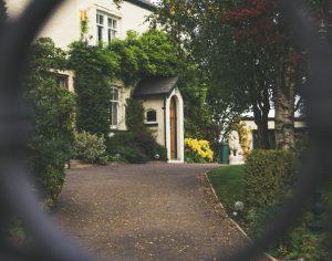 Alt feature: A house seen from afar. 