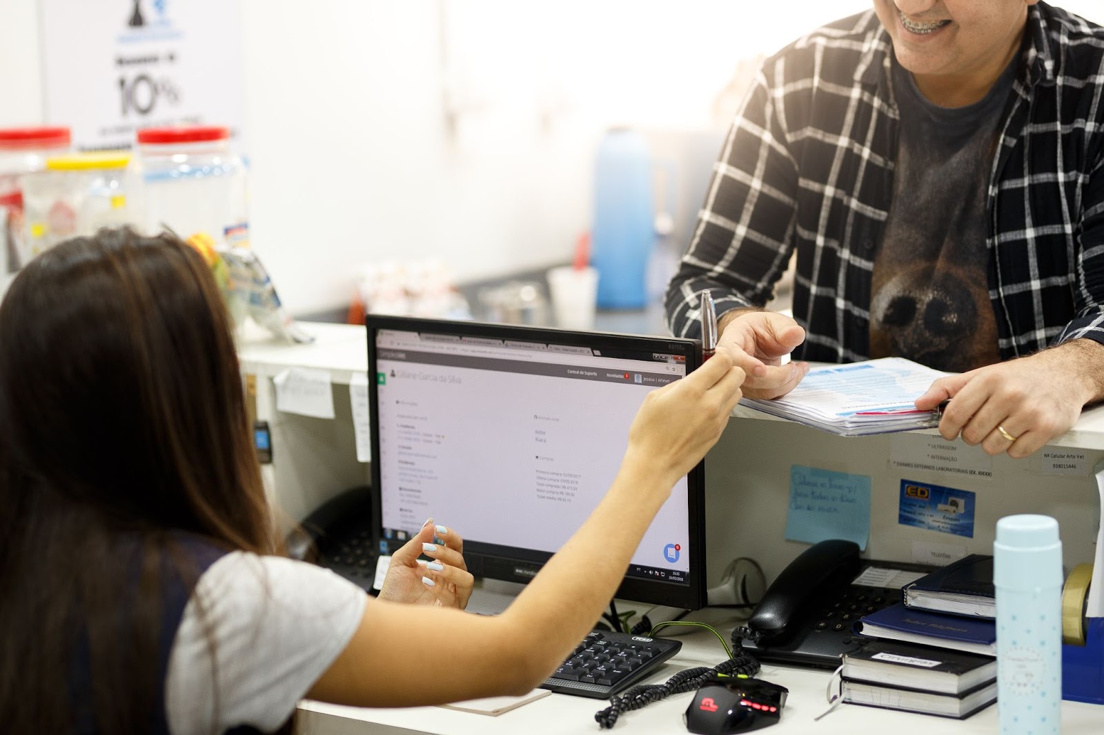 Recepcionista de pet shop traçando estratégias para atrair mais clientes para pet shop 