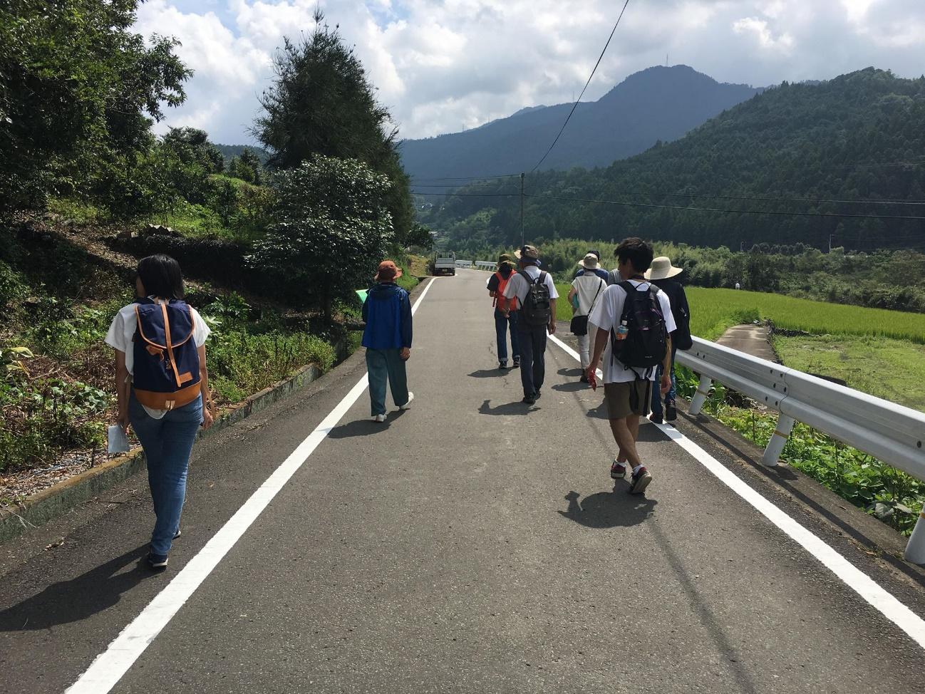 山の中の道を歩く人々

自動的に生成された説明