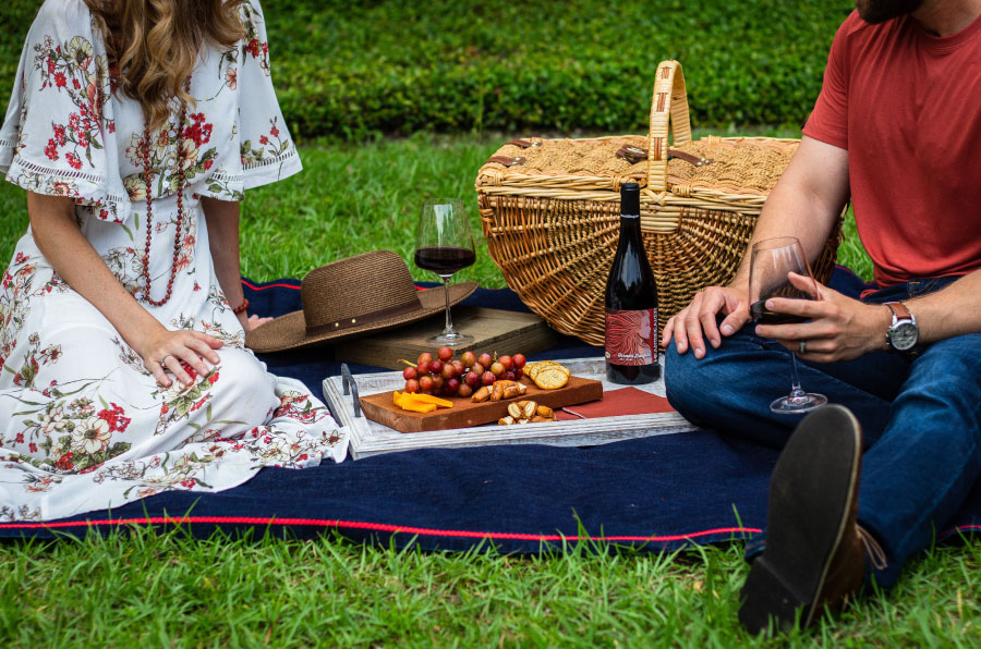 Dos personas de picnic en el Parque El Virrey de Bogotá