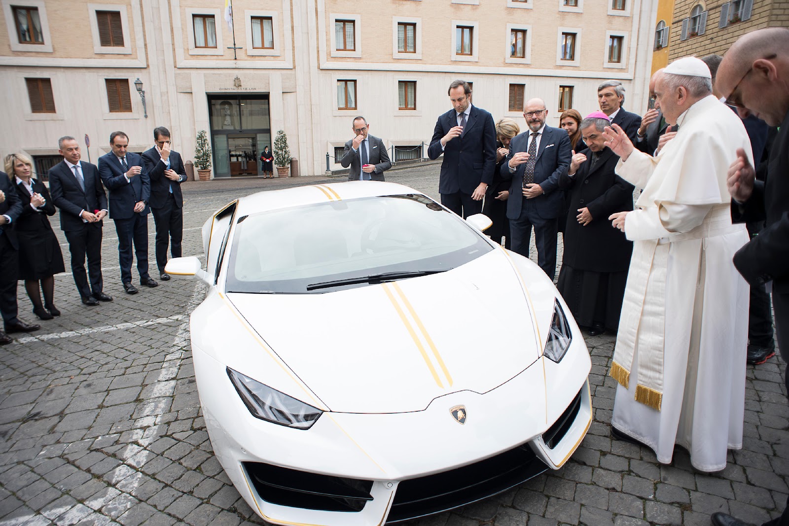 Chiếc Lamborghini thu về 900.000 Euro cho Đức Giáo hoàng từ cuộc bán đấu giá xe
