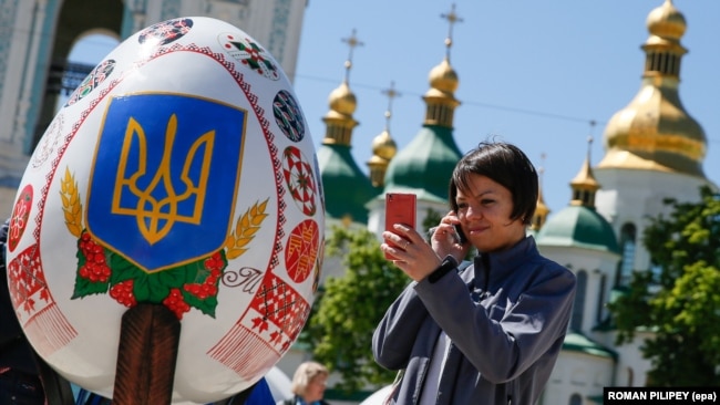 Під час фестивалю писанок перед Софійським собором, що був збудований у період України-Русі. Київ, 29 квітня 2016 року