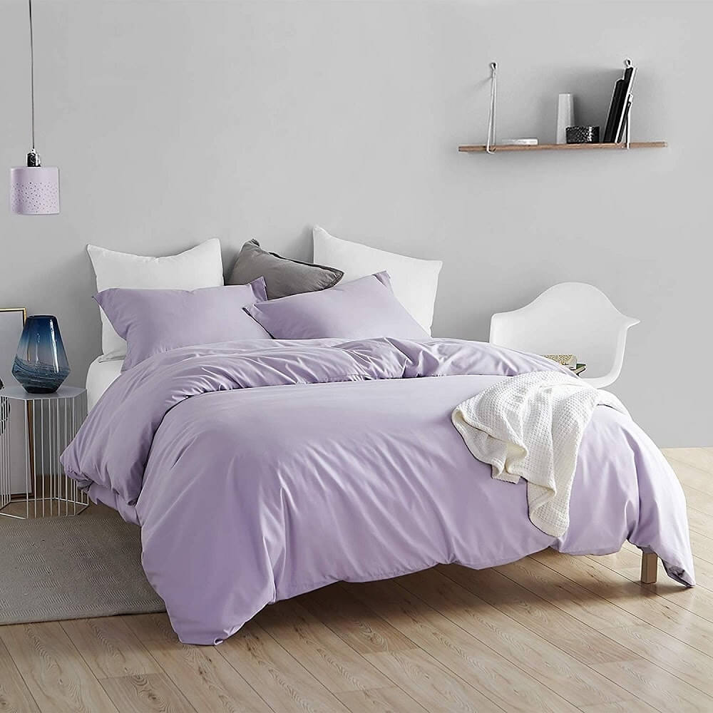 Một bộ ga giường mùa hè màu tím nhạt mang nét ngọt ngào pha lẫn chút bí ẩn.
