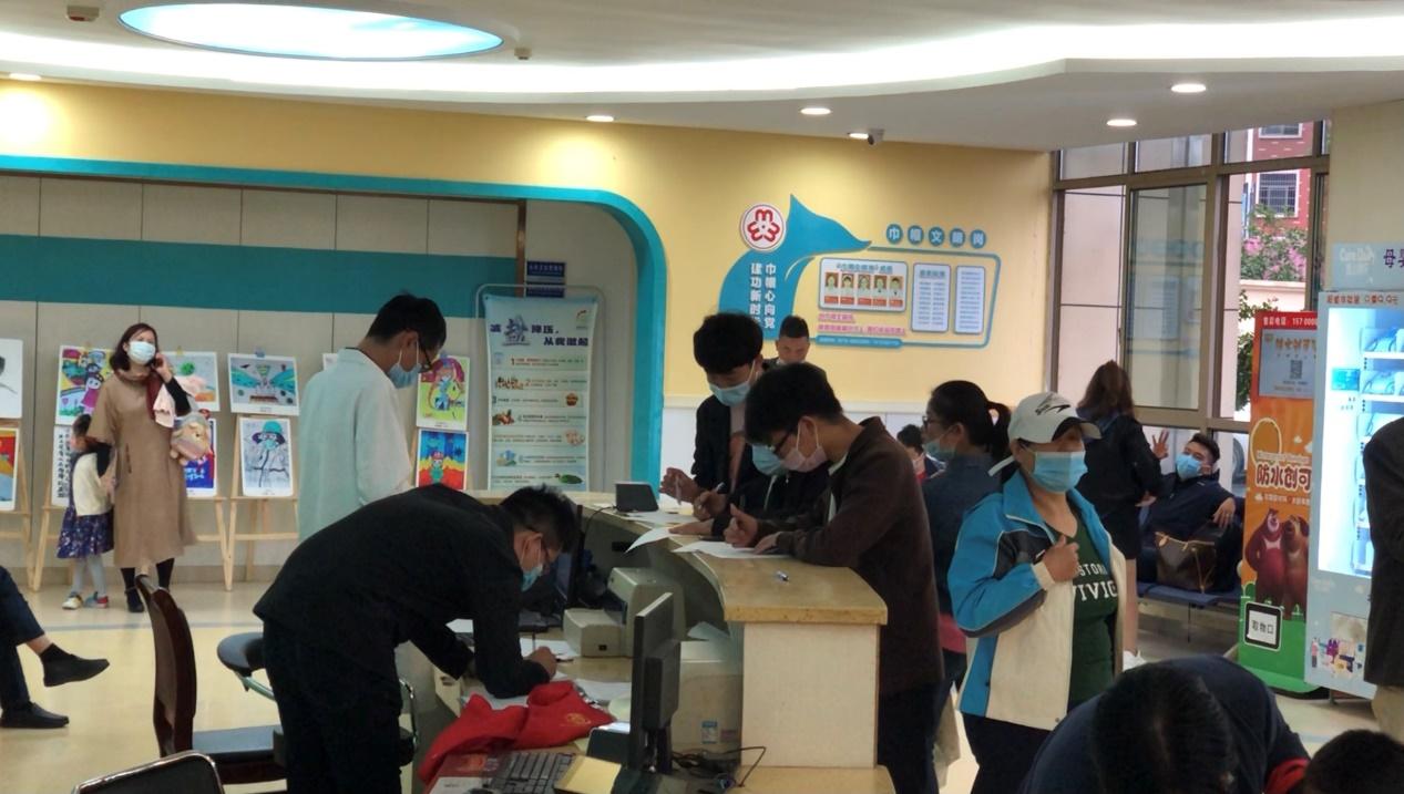 义乌新冠疫苗接种点填写知情同意书的人们