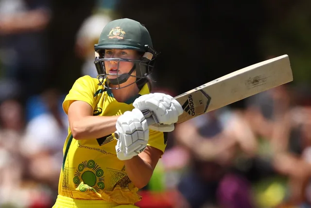 Ellyse Perry plays a pull 