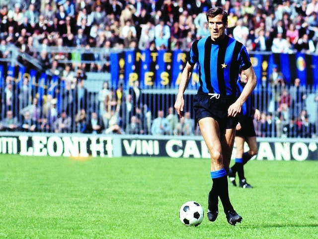 Hậu vệ cánh Giacinto Facchetti là cựu cầu thủ bóng đá người Ý. 