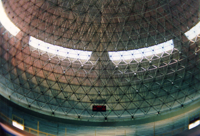 Cúpula geodésica do Ginásio Poliesportivo de Campina Grande, com um buraco para iluminação.