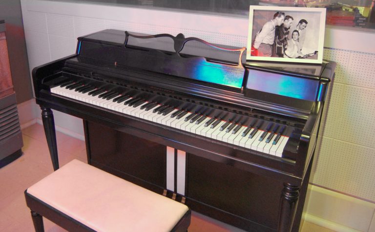 Đàn piano cổ được trưng bày tại Đại lộ Danh vọng Rock and Roll