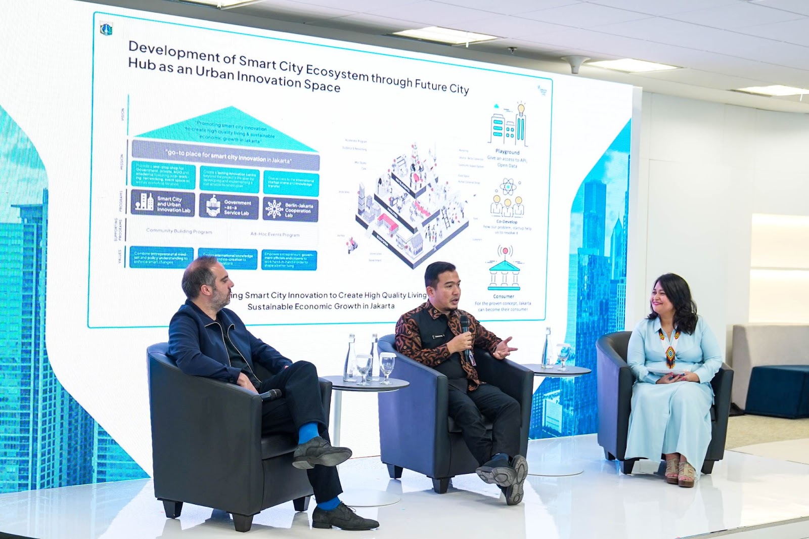 Diskusi Panel tentang Future City Hub sebagai ruang inovasi perkotaan