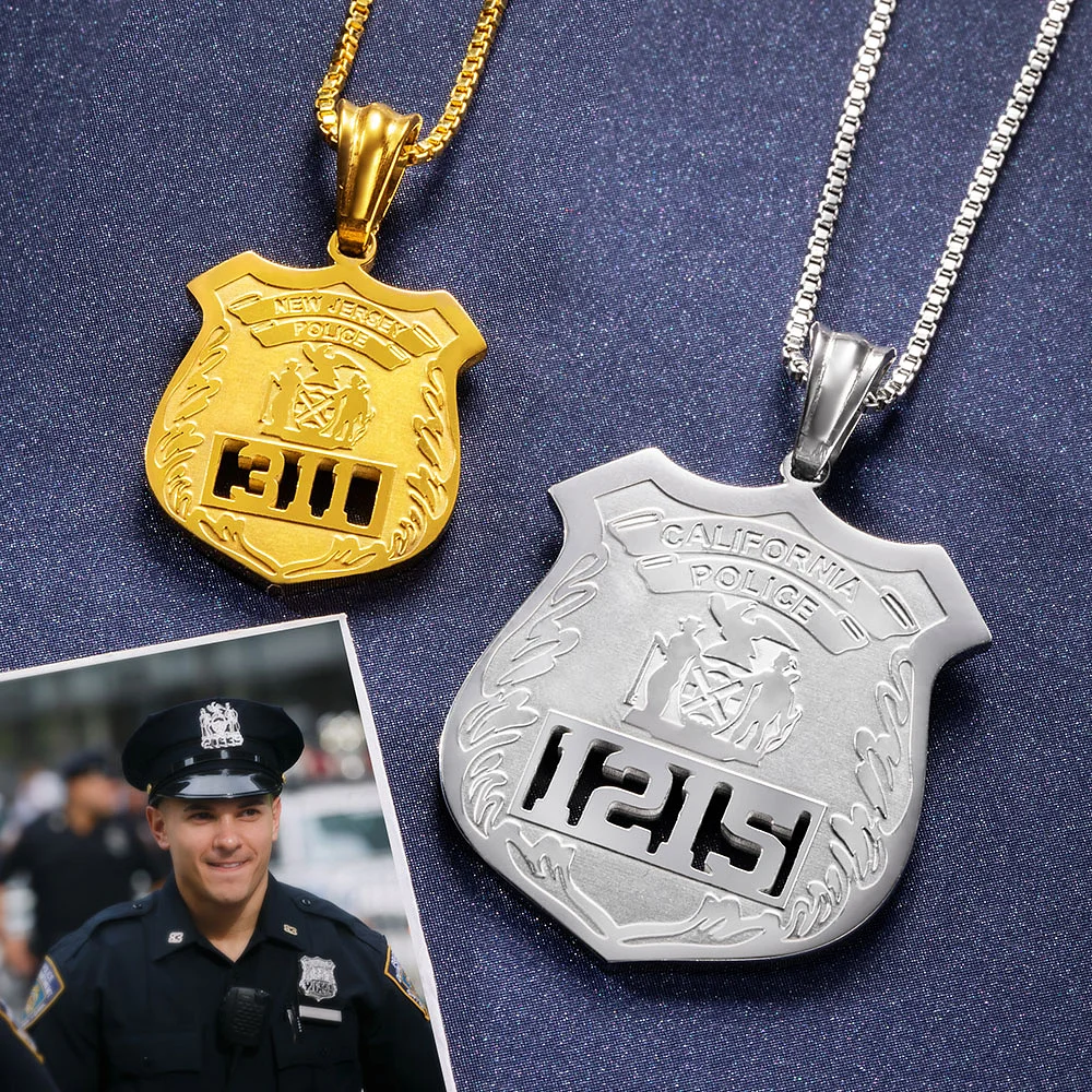 Badges de policier en or et en argent avec photographie d’un policier.