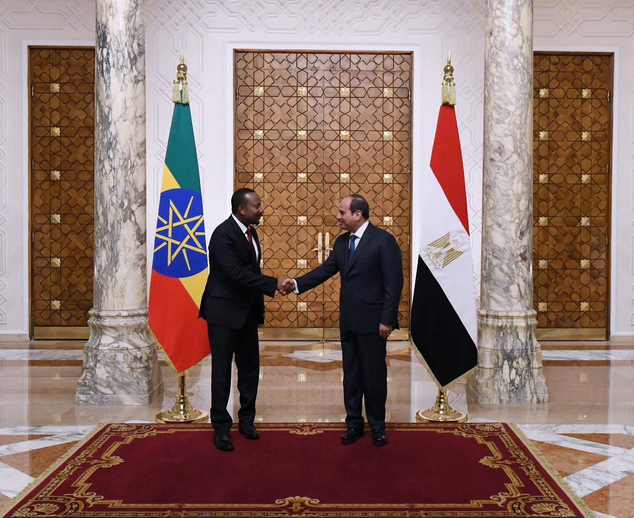 لقاء السيسي وآبي أحمد في القاهرة على هامش اجتماع دول جوار السودان/ رويترز