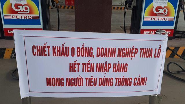 M﻿ột cây xăng ở TP HCM treo bảng nghỉ bán