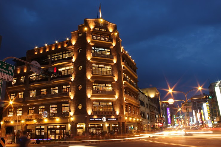 文青必逛！台南的百年建築林百貨，身為南台灣第一間百貨公司，是遊客們去台南時不能錯過的古蹟景點之一。俗稱五層樓仔林百貨：風華再現是全台唯一有神社的百貨公司！