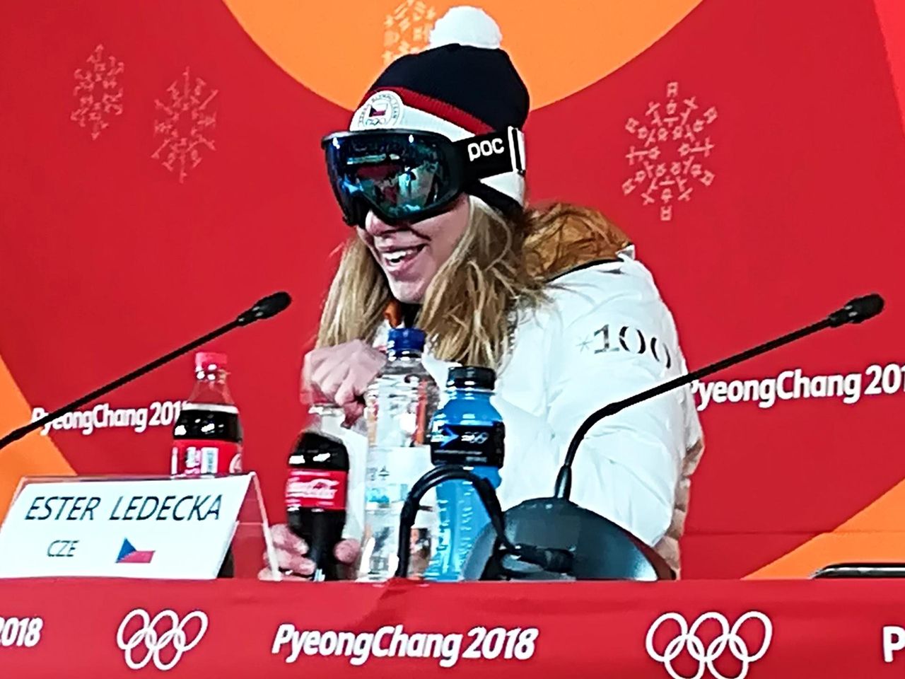 Ester con las gafas puestas durante la rueda de prensa de los Juegos Olímpicos